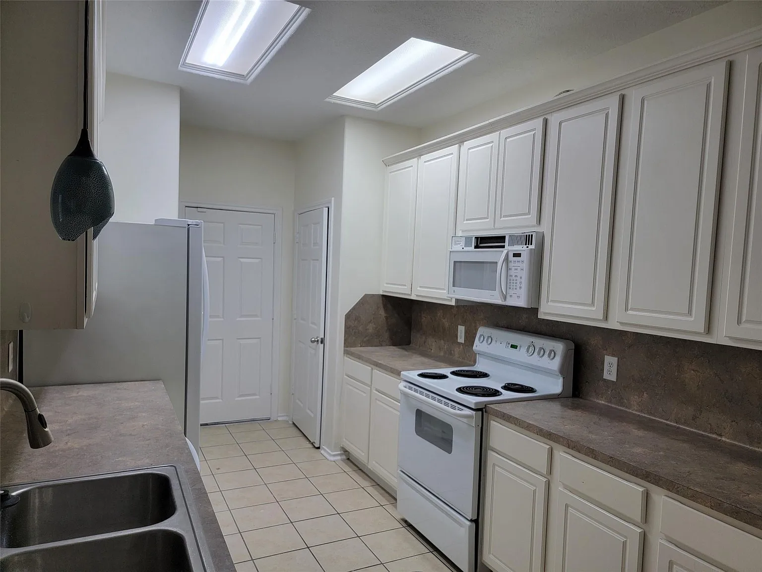 3 bed, 2.5 bath, 1690 sqft, $2,000 — Photo 3