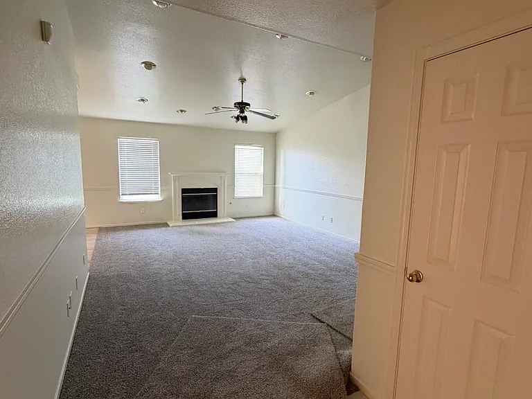 2273 N Babigian Ave — Photo 4