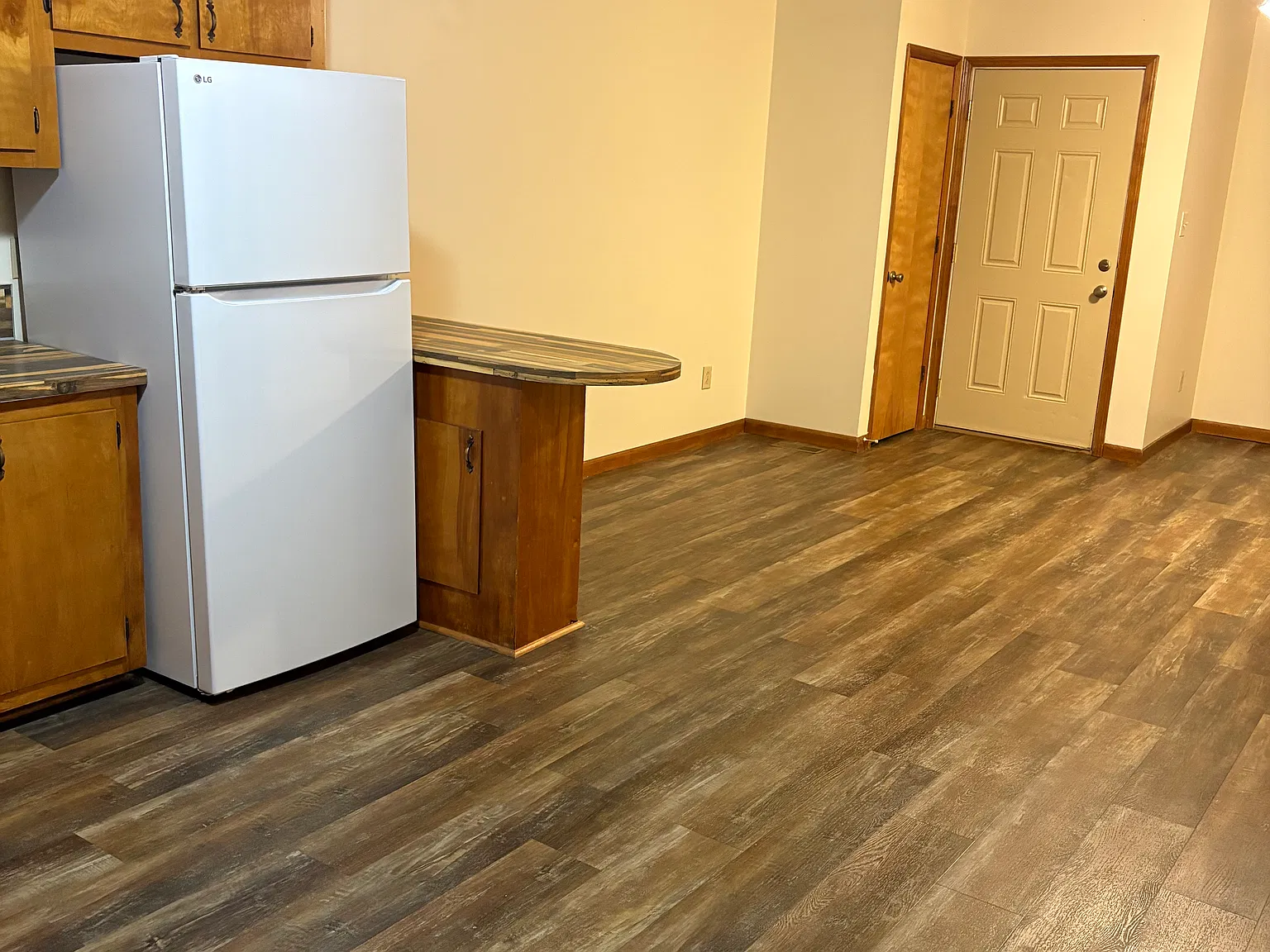 2 bed, 900 sqft, $1,300 — Photo 4