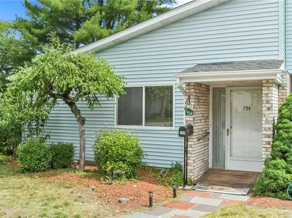 754 Williamsburg Cir, Warwick, RI 02886