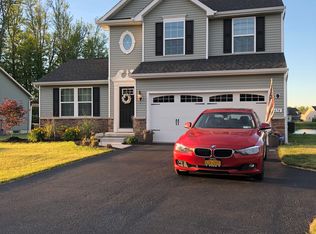 674 Pleasant View Dr, Lancaster, NY 14086