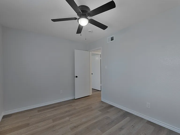 6800 Elliot Ct — Photo 16