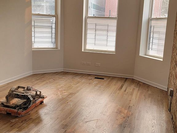 3rd image of 2452 N Southport Ave #101