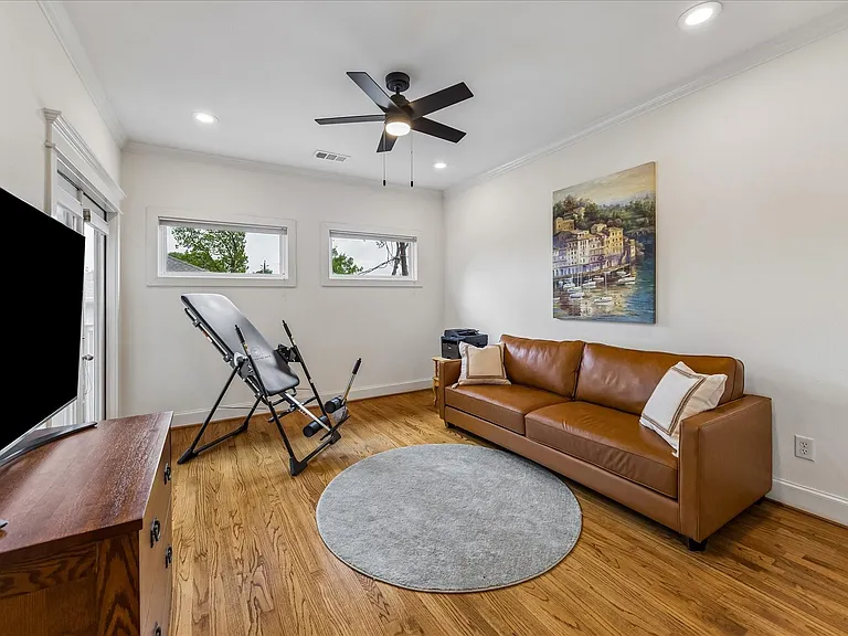 315 W 15th St — Photo 15