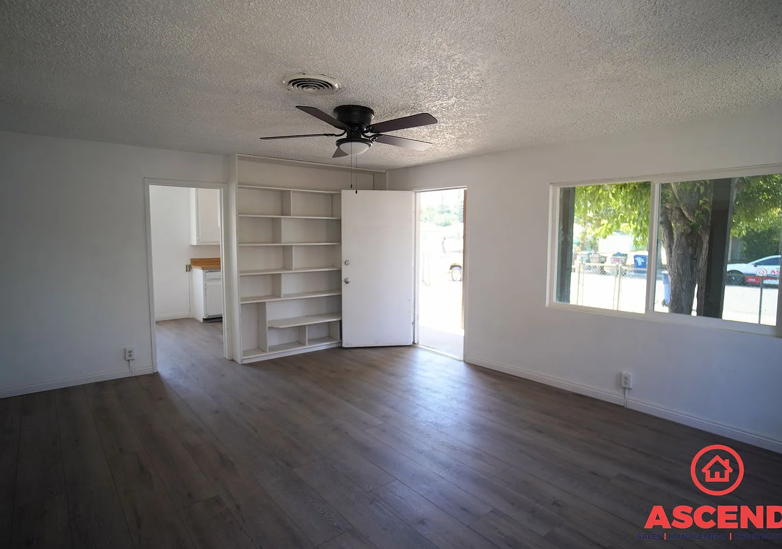 214 E Belle Ave — Photo 3