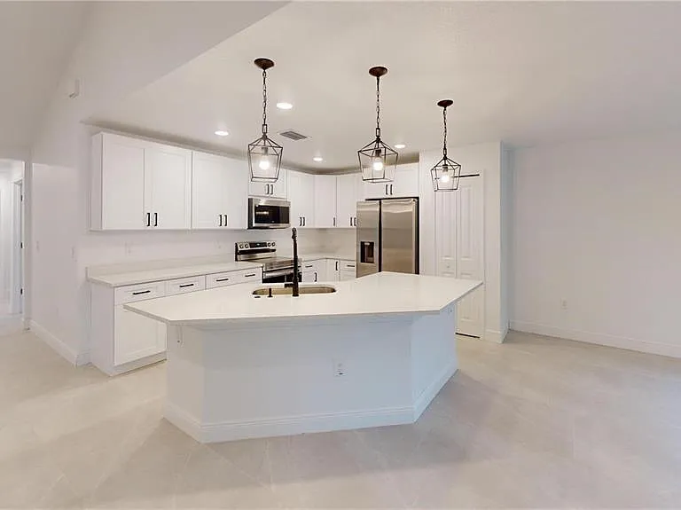 963 Sareta St SE — Photo 5