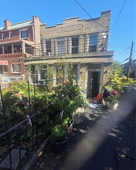 1st image of 915 E 54th St