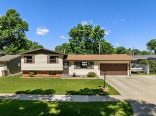 10 22nd St SW, Minot, ND 58701