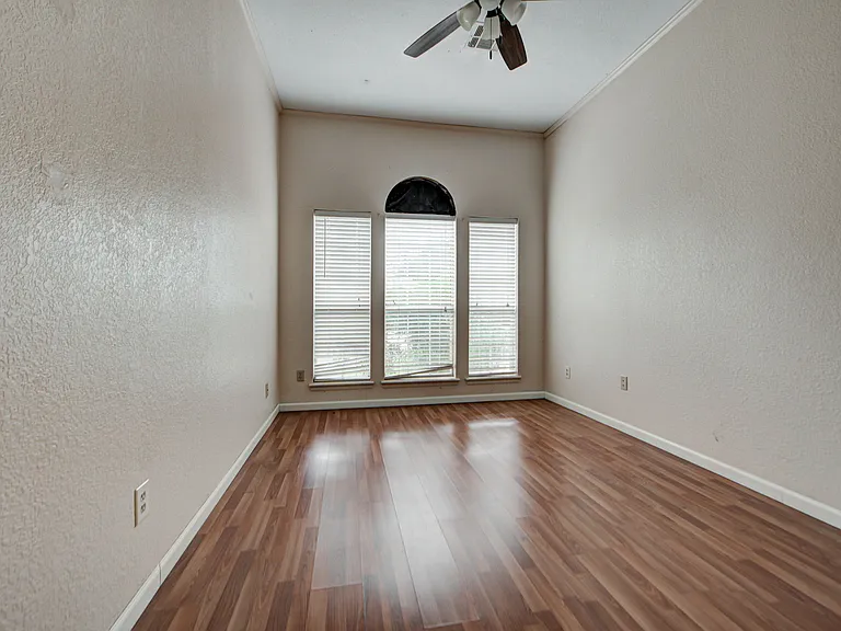2912 Edinburg Dr — Photo 37