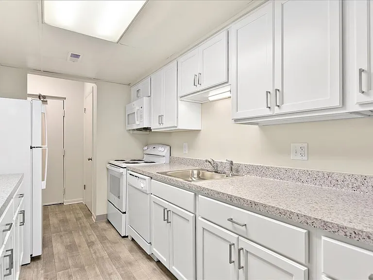 Parkwood Apartments — Photo 42