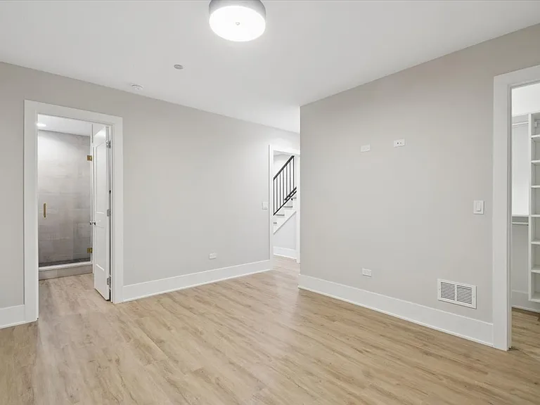 3839 N Clark St — Photo 11