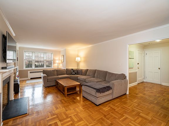 3rd image of 8 Chateaux Cir APT 8B