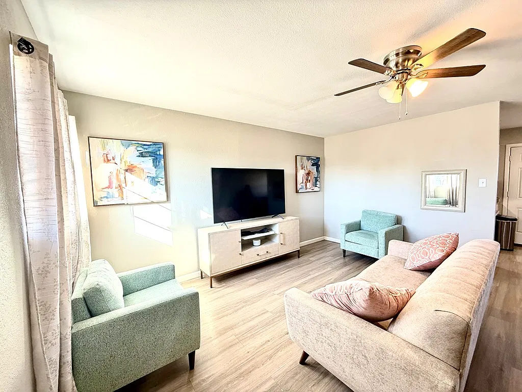 3 bed, 3.0 bath, 1360 sqft, $2,000 — Photo 2
