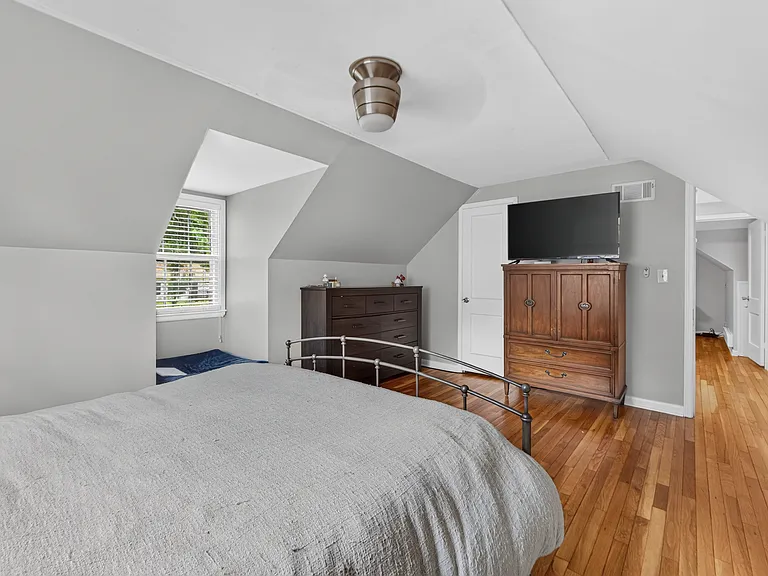 7237 Roe Ave — Photo 16