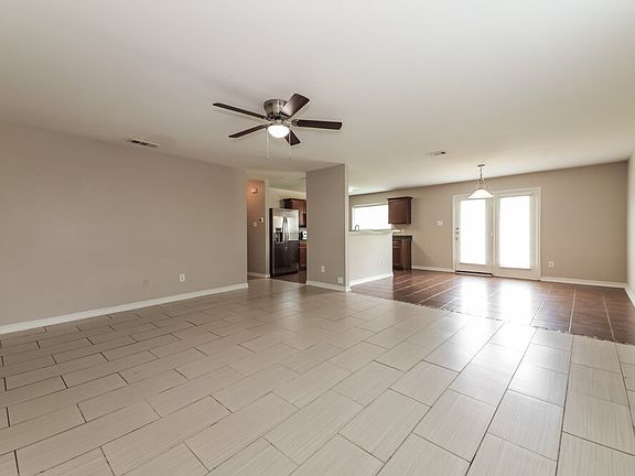 4th image of 2033 Pine Knot Dr