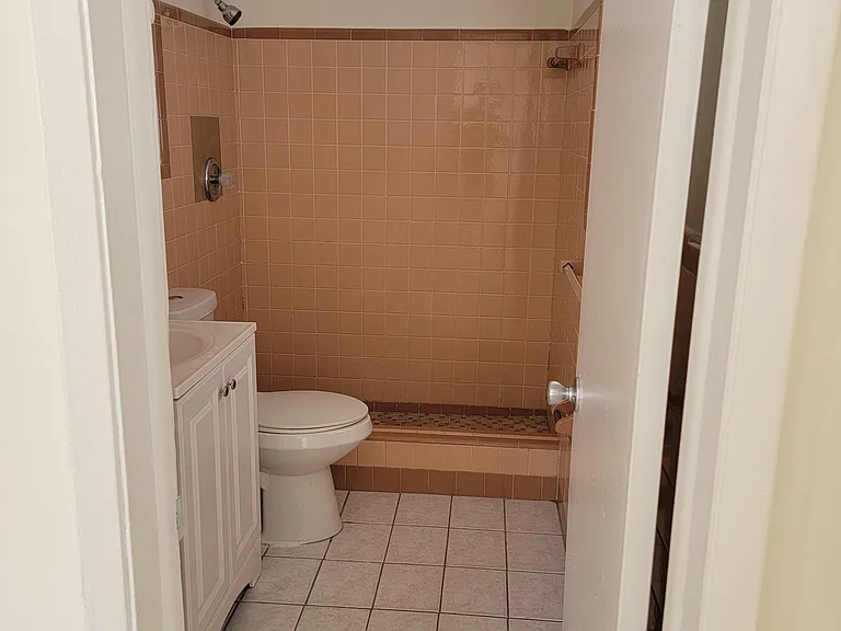 704 NE 5th St #4 — Photo 7