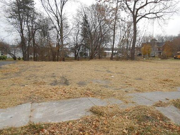 2nd image of 12 Pinegrove Ave