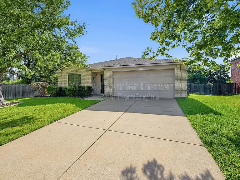 2304 Pheasant Run — Photo 2
