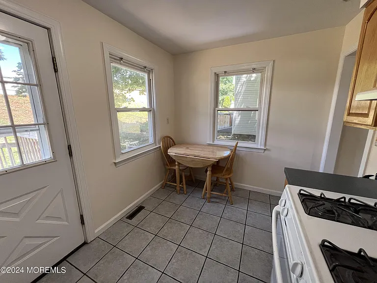 99 McLean St — Photo 10