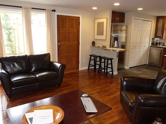 Living w/hardwood flooring