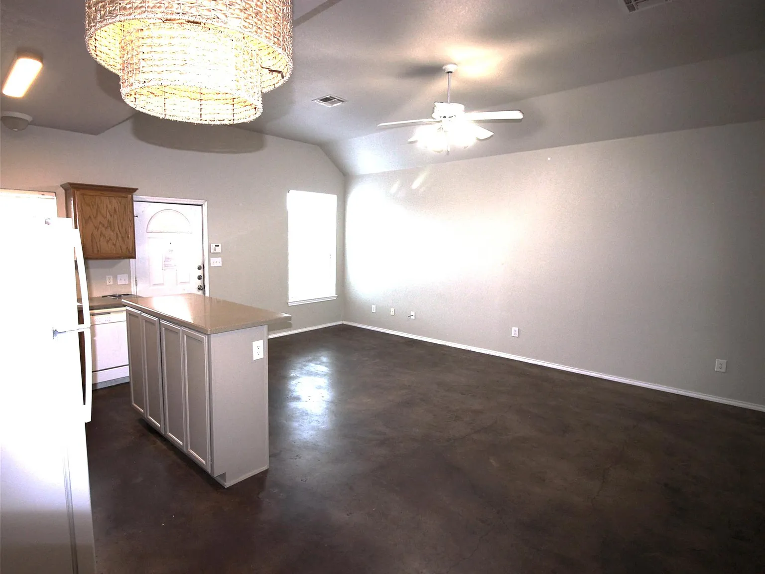 4 bed, 2.0 bath, 1400 sqft, $1,850 — Photo 3