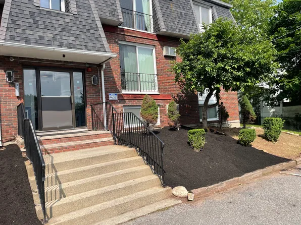 215 Mammoth Rd #2B, Lowell, MA 01854