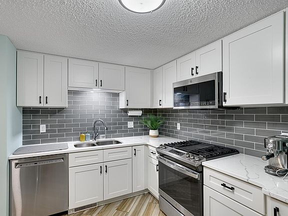 5th image of 2060 13th Ave W