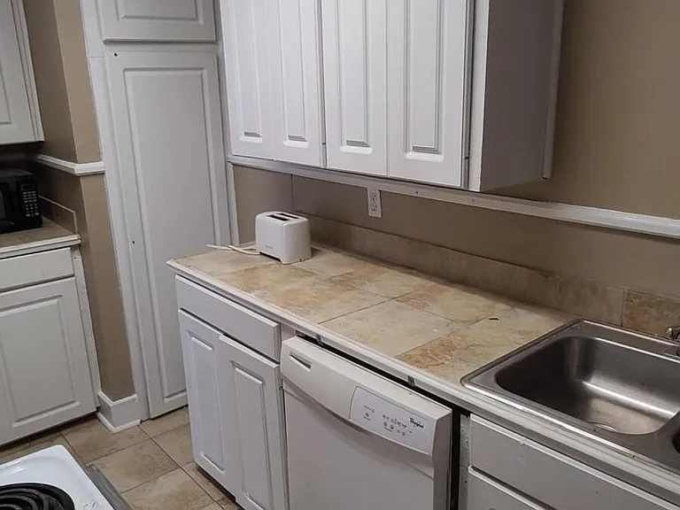 327 Decelle St #B — Photo 12