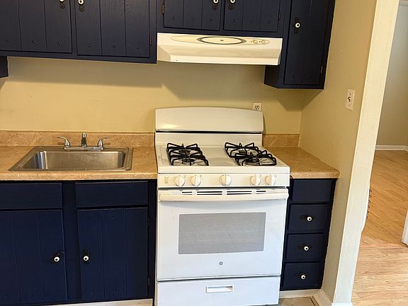 2nd image of 419 Fern St APT A