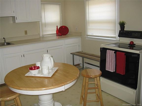 KITCHEN - RANCH STYLE APARTMENT