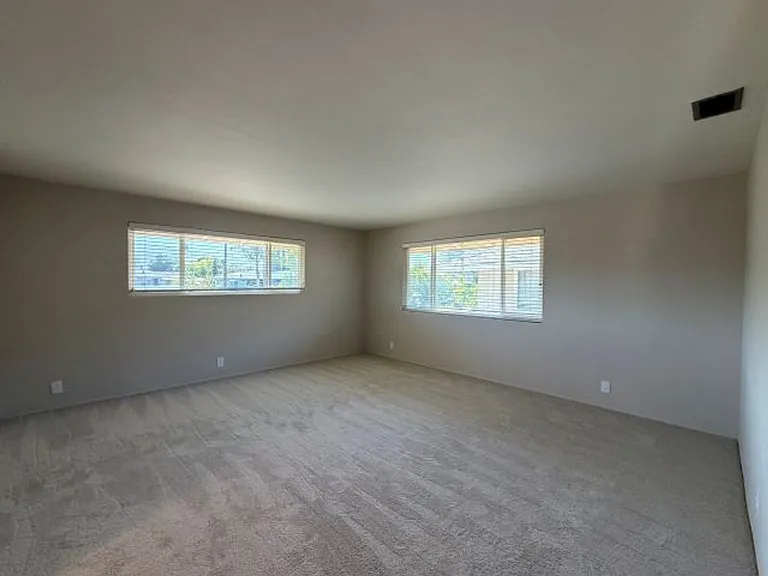 Castlewood Dr 915 — Photo 7