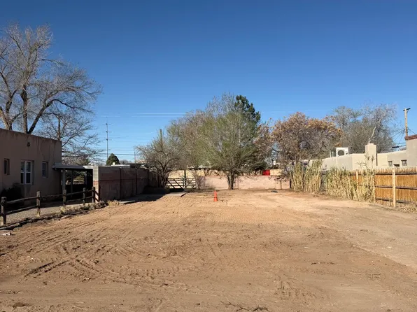 207 Richmond Dr SE, Albuquerque, NM 87106