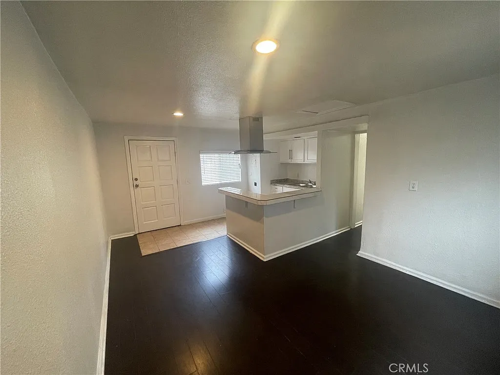 2 bed, 800 sqft, $2,400 — Photo 1