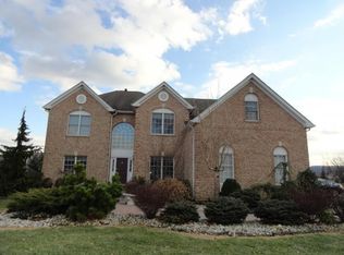 1 Surry Ln, Asbury, NJ 08802