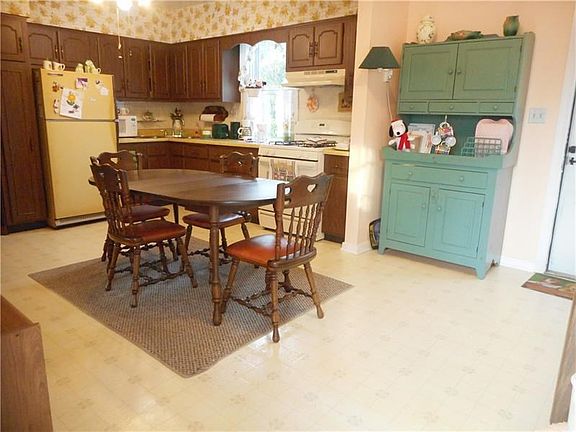 Kitchen: Prepare a quick snack or a gourmet meal in this fully equipped kitchen. This kitchen is ideal for folks who like to ent