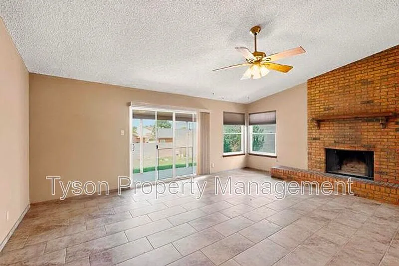 3 bed, 2.0 bath, 1352 sqft, $1,995 — Photo 3