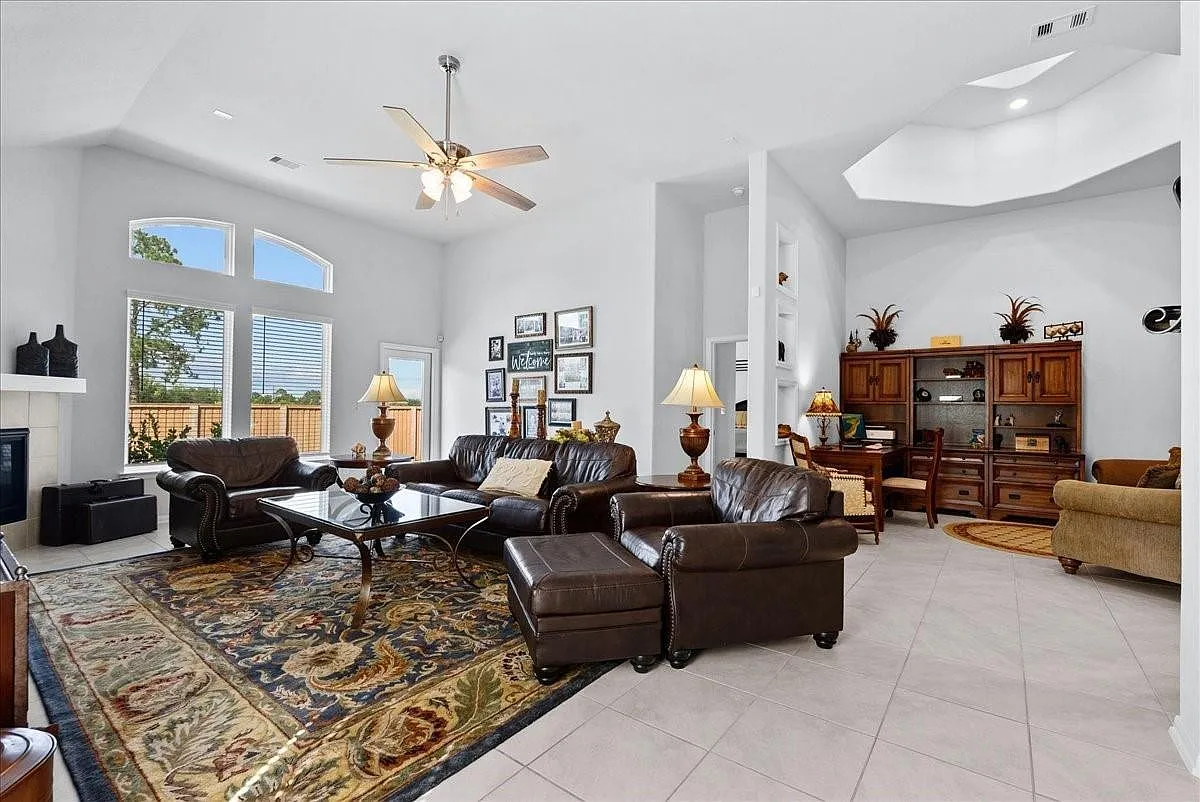 3 bed, 2.0 bath, 2280 sqft, $2,800 — Photo 4