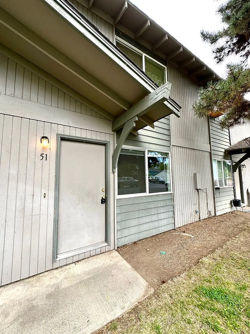 1632 SW Lava Ave — Photo 1