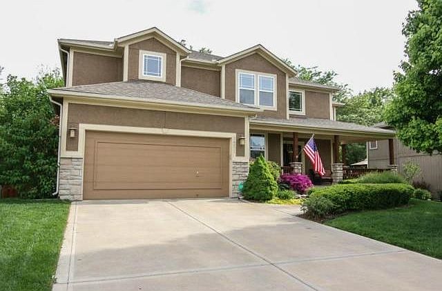 Abundance of Curb Appeal...welcome home!