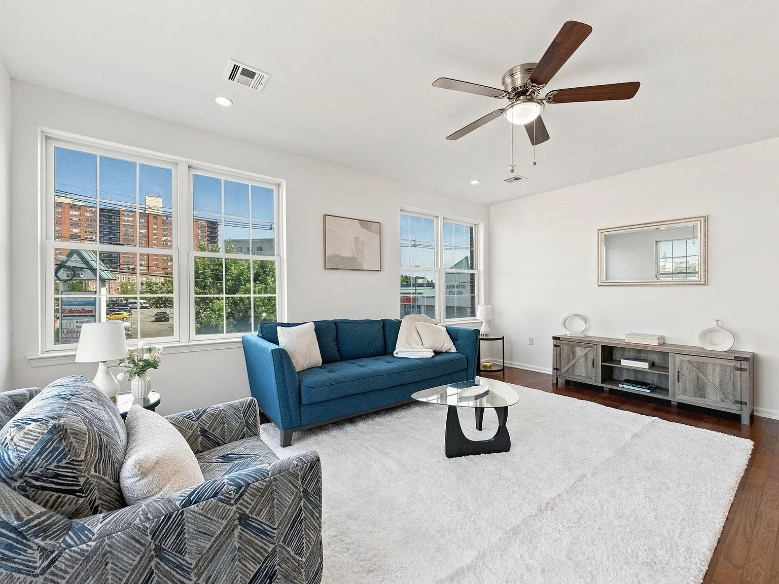 2 bed, 1.0 bath, 1118 sqft, $2,600 — Photo 3