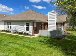 10 Stratford Green Dr APT 1, Canfield, OH