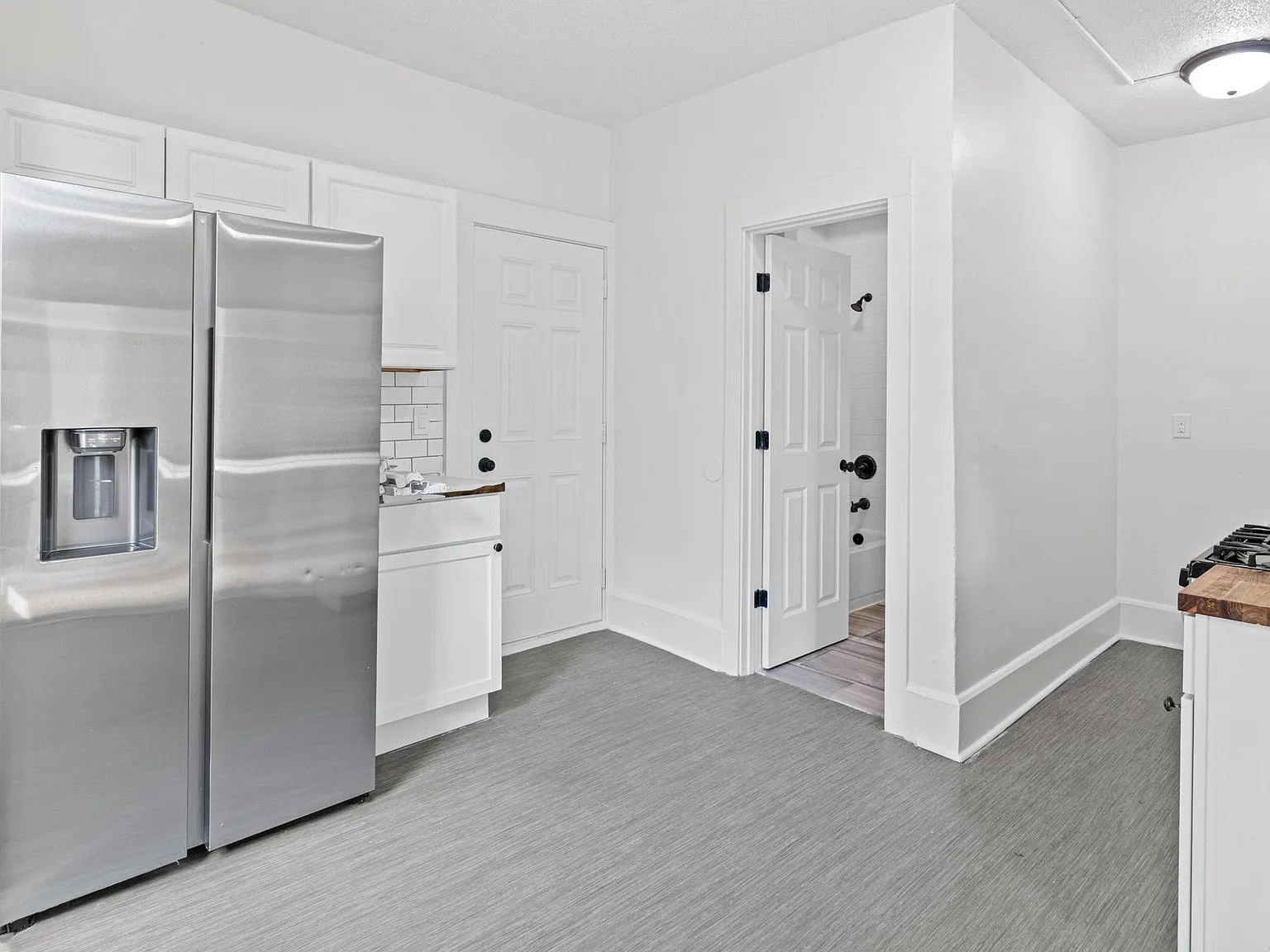 11 bed, 5.0 bath, 2880 sqft, $2,500 — Photo 2
