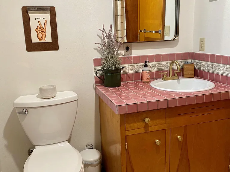 Full Bath with Shower and Tub : Mail Floor