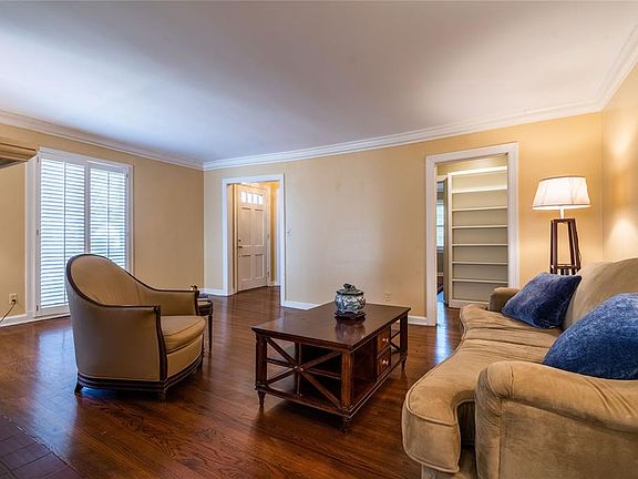 5th image of 2209 Country Club Dr
