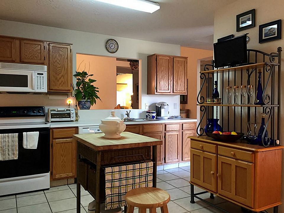 1st image of 830 W Country Meadows Ln