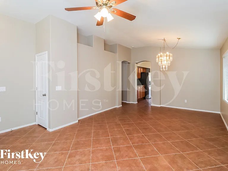4936 W Glass Ln — Photo 2