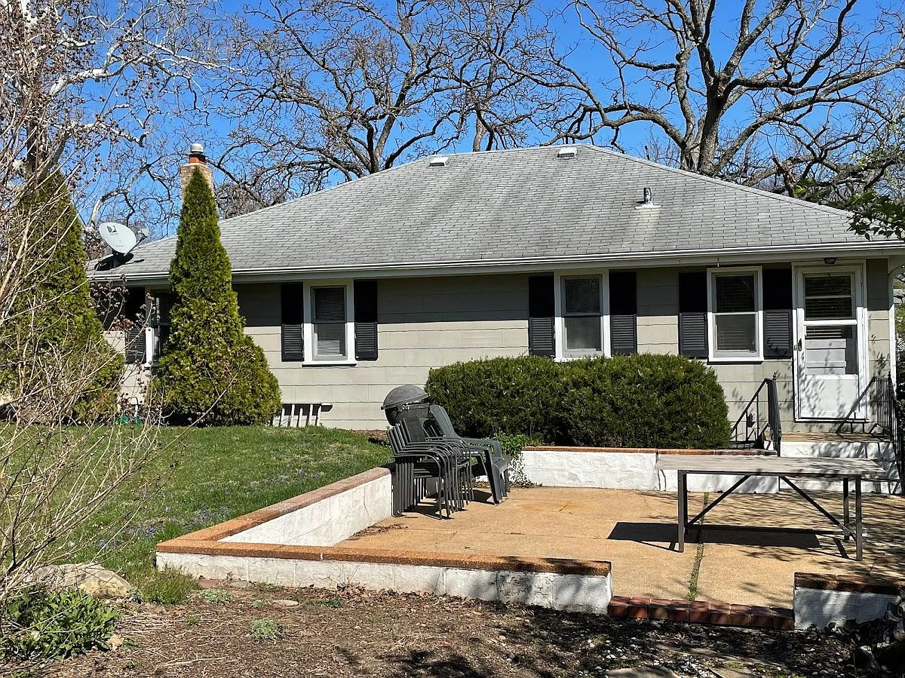 2425 Rockford Ave — Photo 3