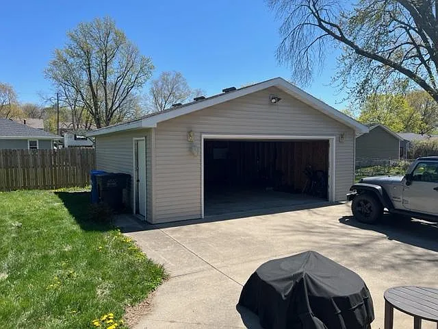 4817 Lawnwoods Dr — Photo 2