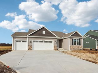 W190N15727 Maple Fields Cir, Jackson, WI 53037