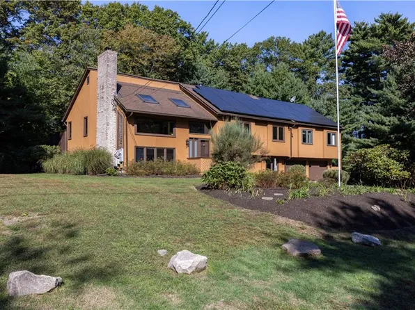 8 Robin Dr, North Kingstown, RI 02852